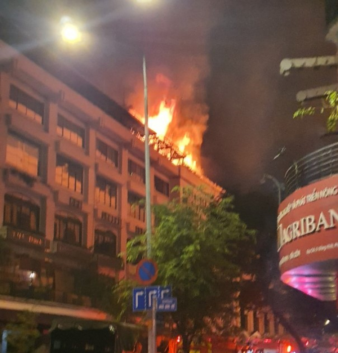 TP HCM: Cháy lớn kèm tiếng nổ trên sân thượng tòa nhà Seaprodex