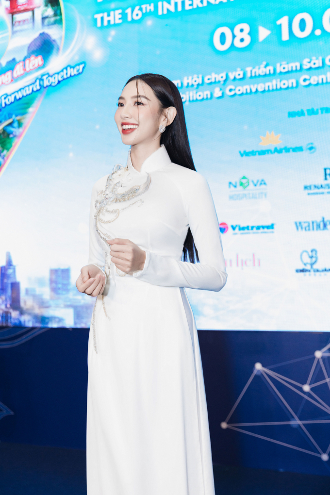 Thùy Tiên diện áo dài duyên dáng, đảm nhận vai trò đại sứ truyền thông hội chợ du lịch quốc tế TPHCM