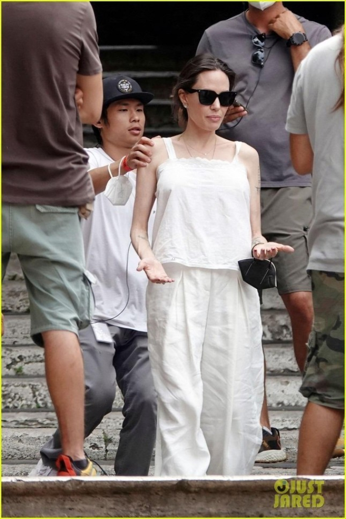 Angelina Jolie thuê Maddox và Pax Thiên làm việc cho mình