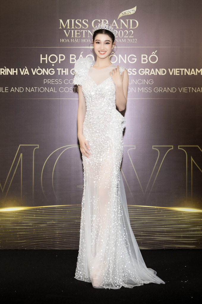 Lâm Bích Tuyền diện thiết kế rực lửa của NTK Linh San, nổi bần bật trên thảm đỏ Miss Grand Vietnam