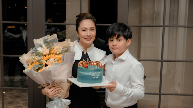 Được chồng tổ chức sinh nhật bất ngờ, Thanh Thúy tung bộ ảnh đẹp như tranh, khoe hạnh phúc bên gia đình nhỏ