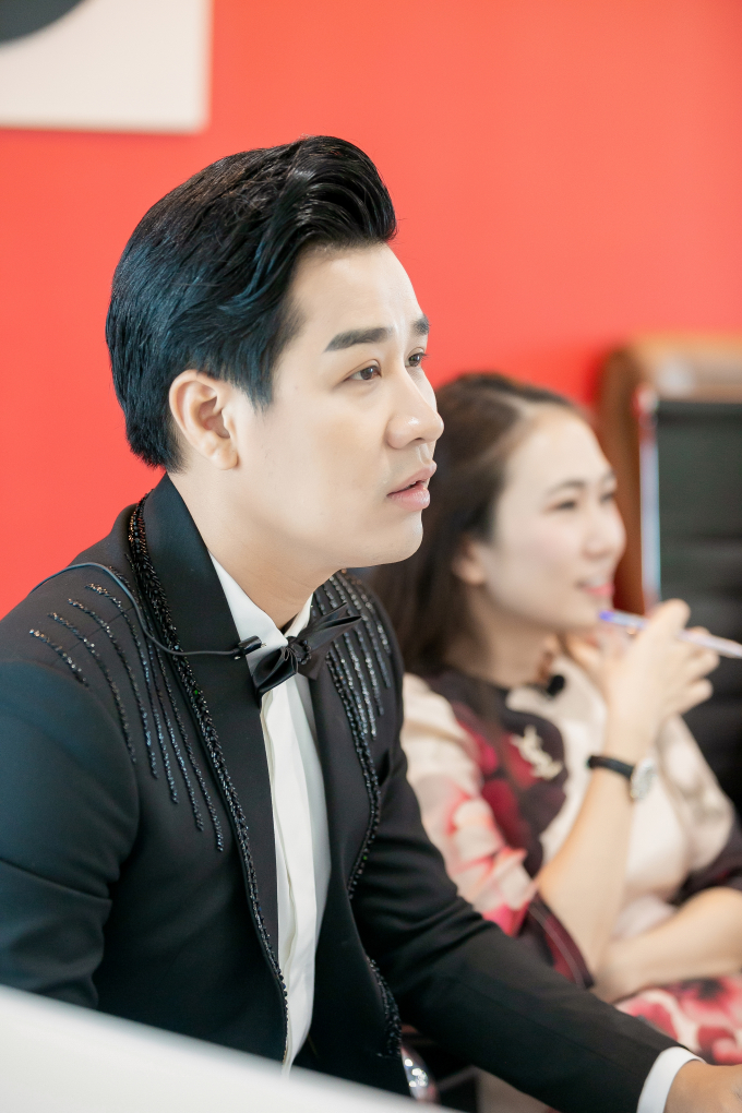 Nguyên Khang ngồi ghế nóng tìm VJ, bật mí lý do phải dịch phần ứng xử tiếng Anh tại Miss World Vietnam