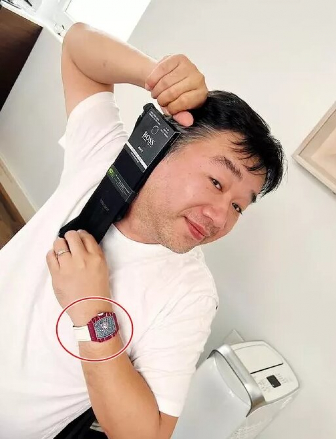 Chỉ sau 1 cái ôm, chiếc đồng hồ trị giá 7 tỷ của du khách Việt Nam ở Ý đã không cánh mà bay