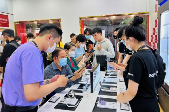 Người dùng Việt nô nức trải nghiệm smartphone gập Samsung Galaxy Z Fold4 và Z Flip4