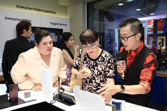 Nhiều nghệ sĩ Việt háo hức trải nghiệm Galaxy Z Fold4 và Z Flip4 ngày mở bán