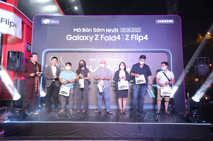 Người dùng Việt nô nức trải nghiệm smartphone gập Samsung Galaxy Z Fold4 và Z Flip4