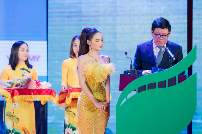 Nhã Phương diện đầm xẻ cao, tay trong tay cùng Trường Giang tại lễ trao giải Màn ảnh xanh
