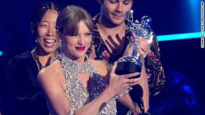 Vừa càn quét giải tại VMAs 2022, Taylor Swift chơi lớn tiết lộ luôn thông tin về album tiếp theo
