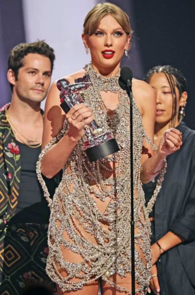 Vừa càn quét giải tại VMAs 2022, Taylor Swift chơi lớn tiết lộ luôn thông tin về album tiếp theo