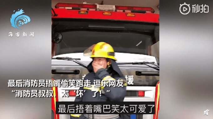 Cậu bé vứt balo chứa bài tập vào đám cháy để tiêu hủy, trớ trêu anh lính cứu hỏa lại cứu nguyên vẹn