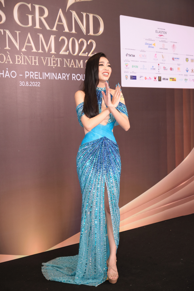 Mai Ngô lộ diện tại thảm đỏ Miss Grand Vietnam, một mình một cõi với lối trang điểm khó đụng hàng