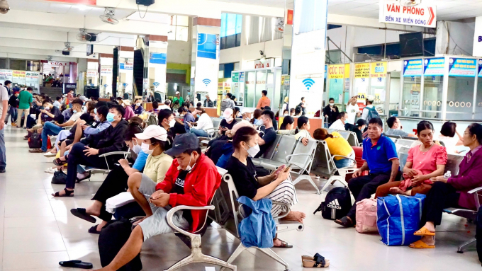 TP.HCM trước lễ: Bến xe, sân bay đông đúc 4 ngày không về quê thì tiếc lắm
