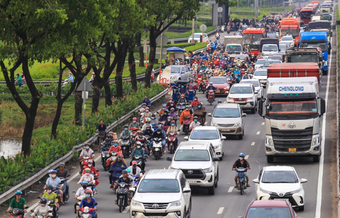 TP.HCM trước lễ: Bến xe, sân bay đông đúc 4 ngày không về quê thì tiếc lắm