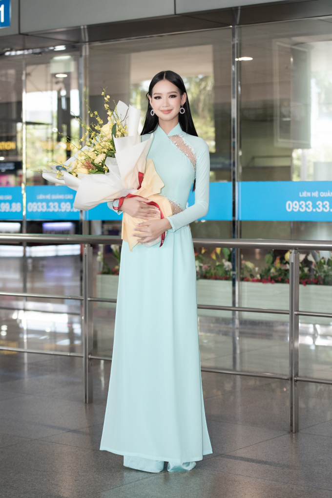 Á hậu Bảo Ngọc mặc áo dài đón đương kim Miss Intercontinental