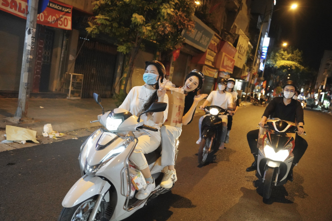 Dễ thương như Đỗ Thị Hà: chạy xe máy cùng bạn bè mang Trung thu đến với người vô gia cư Hà Nội