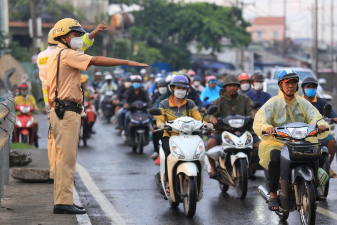 TP.HCM trước lễ: Bến xe, sân bay đông đúc 4 ngày không về quê thì tiếc lắm