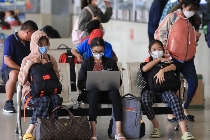 TP.HCM trước lễ: Bến xe, sân bay đông đúc 4 ngày không về quê thì tiếc lắm
