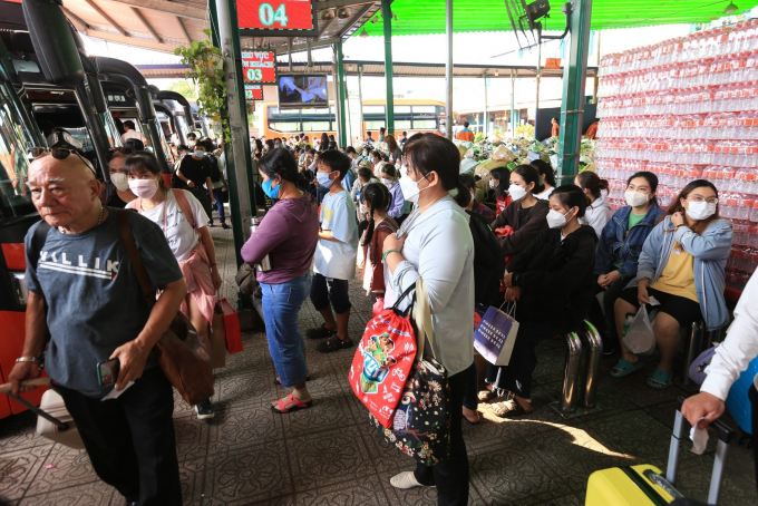 TP.HCM trước lễ: Bến xe, sân bay đông đúc 4 ngày không về quê thì tiếc lắm