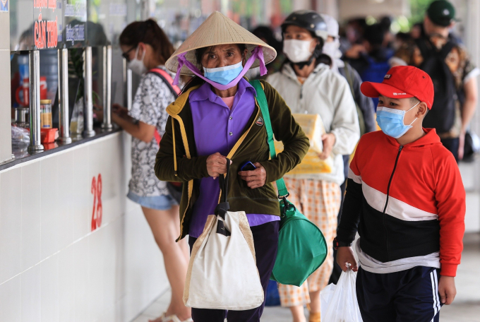 TP.HCM trước lễ: Bến xe, sân bay đông đúc 4 ngày không về quê thì tiếc lắm