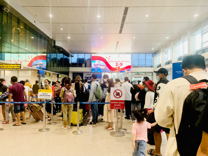 TP.HCM trước lễ: Bến xe, sân bay đông đúc 4 ngày không về quê thì tiếc lắm