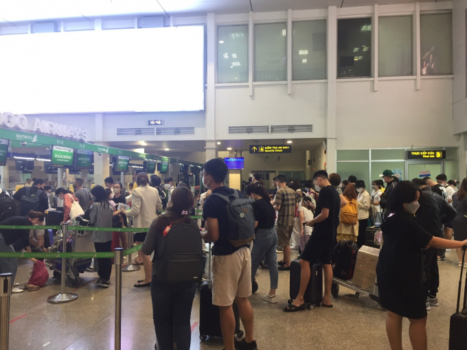 TP.HCM trước lễ: Bến xe, sân bay đông đúc 4 ngày không về quê thì tiếc lắm