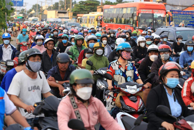 TP.HCM trước lễ: Bến xe, sân bay đông đúc 4 ngày không về quê thì tiếc lắm