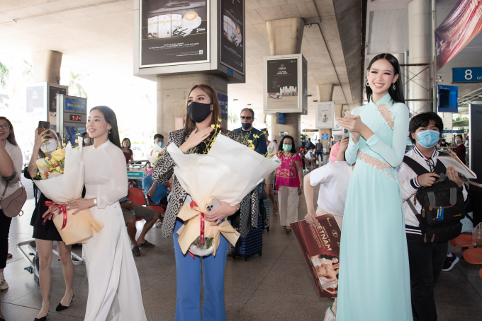 Á hậu Bảo Ngọc mặc áo dài đón đương kim Miss Intercontinental