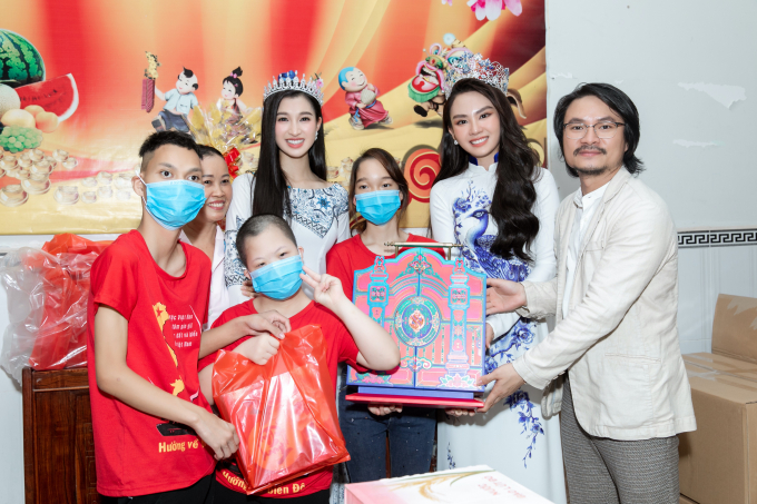 Miss World Vietnam - Mai Phương diện áo dài nền nã ngày trở về quê huơng, hết lòng vi công tác thiện nguyện
