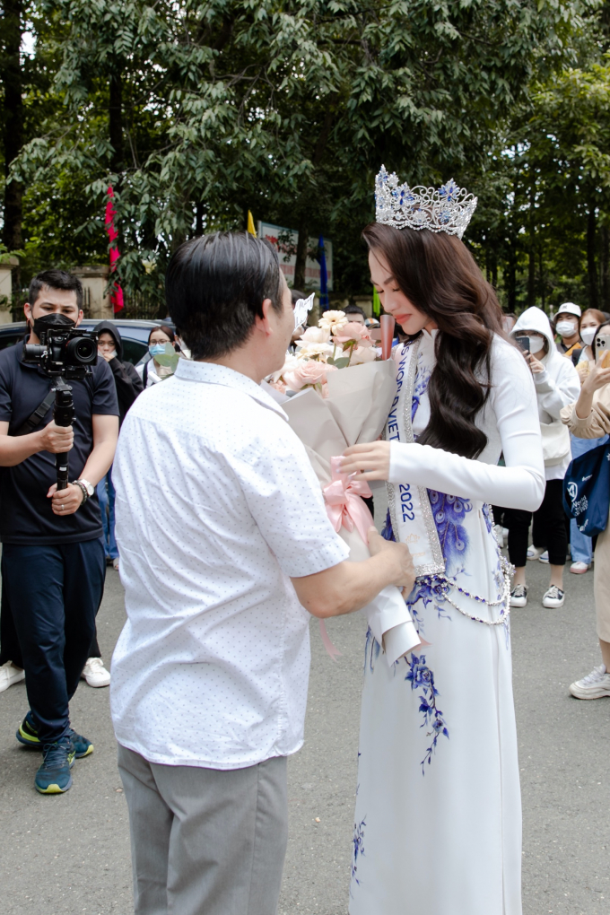 Miss World Vietnam - Mai Phương diện áo dài nền nã ngày trở về quê huơng, hết lòng vi công tác thiện nguyện
