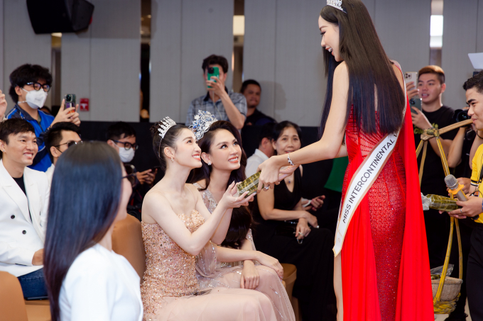 Á hậu Bảo Ngọc mang quà miền Tây tặng đương kim Miss Intercontinental khiến cả họp báo tròn mắt