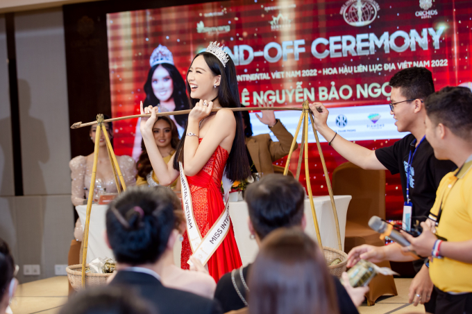 Á hậu Bảo Ngọc mang quà miền Tây tặng đương kim Miss Intercontinental khiến cả họp báo tròn mắt