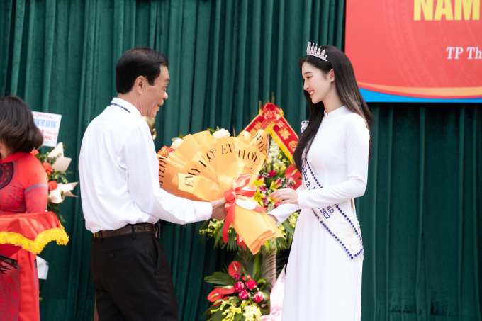 Về thăm trường hậu đăng quang Á hậu Thế giới Việt Nam, Phương Nhi trao học bổng cho học sinh có hoàn cảnh khó khăn