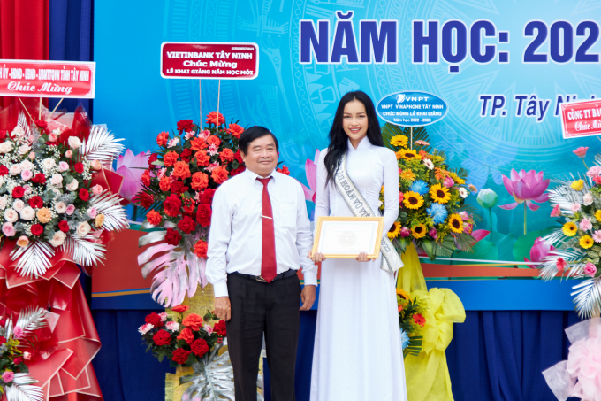 Hoa hậu Ngọc Châu tự tay chuẩn bị quà Trung Thu, tặng học bổng cho học sinh khó khăn tại quê nhà Tây Ninh
