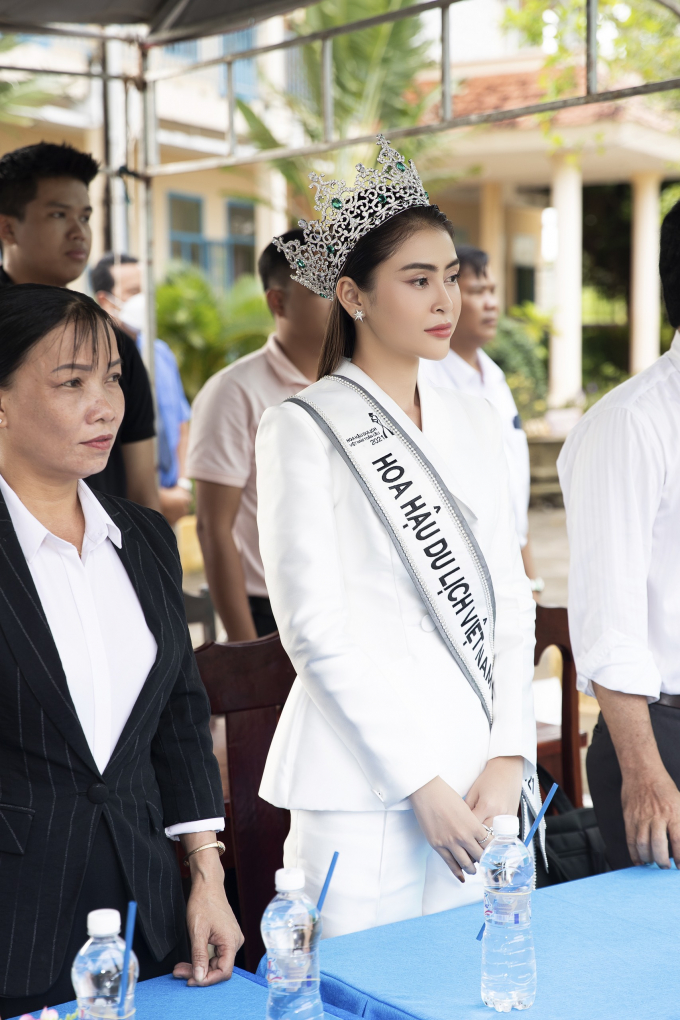 Hoa hậu Du lịch Việt Nam toàn cầu - Lý Kim Thảo trao học bổng cho học sinh khó khăn nhân dịp về thăm trường cũ