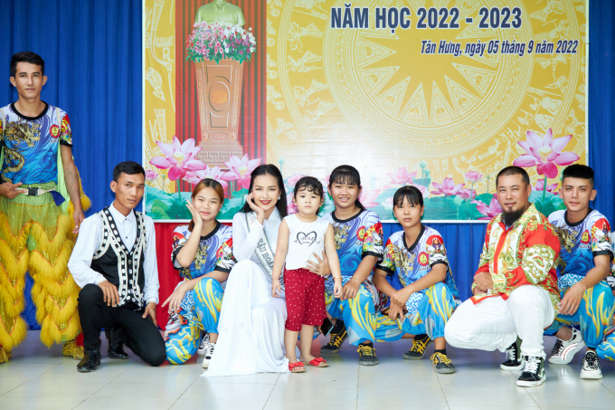 Hoa hậu Ngọc Châu tự tay chuẩn bị quà Trung Thu, tặng học bổng cho học sinh khó khăn tại quê nhà Tây Ninh
