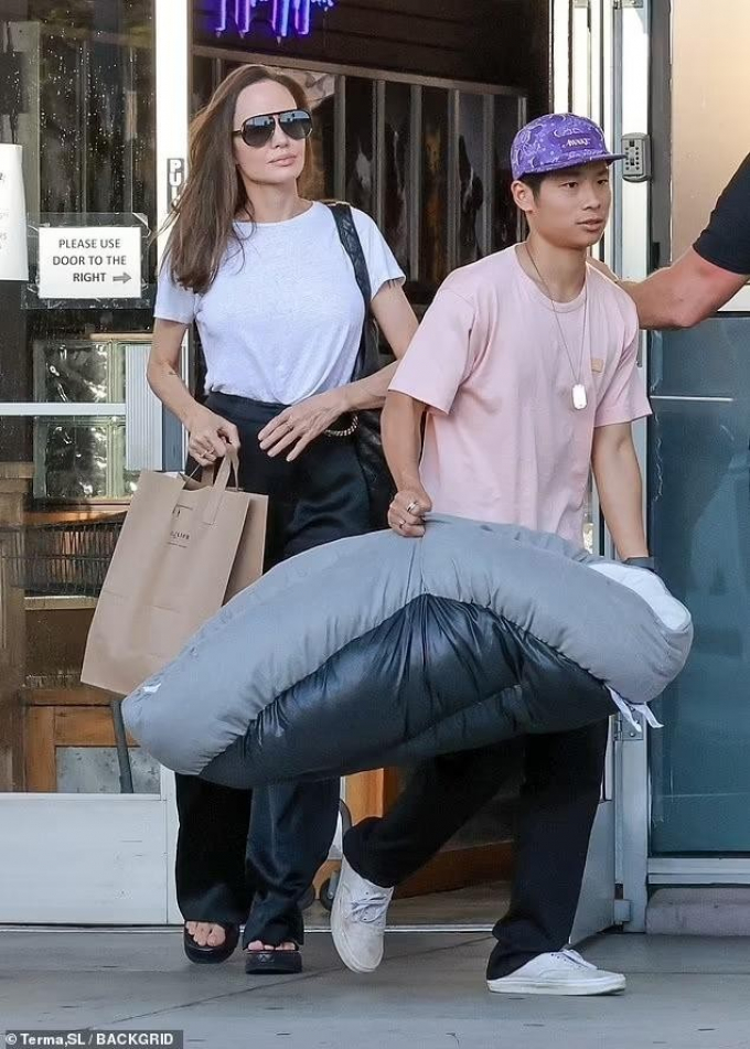 Pax Thiên hộ tống mẹ Angelina Jolie đi mua sắm