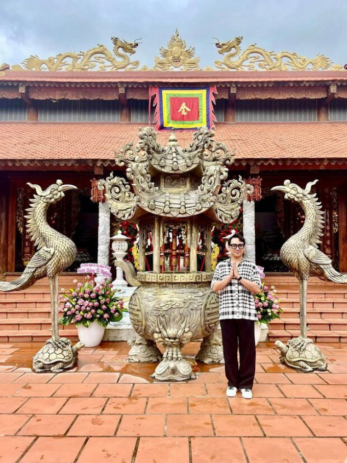 Trấn Thành, vợ chồng Trường Giang cùng dàn sao tề tựu tại đền thờ Tổ của nghệ sĩ Hoài Linh