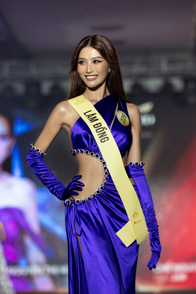 Chế Nguyễn Quỳnh Châu diện váy cắt xẻ táo bạo, khoe trọn đường cong quyến rũ tại Miss Grand Vietnam 2022