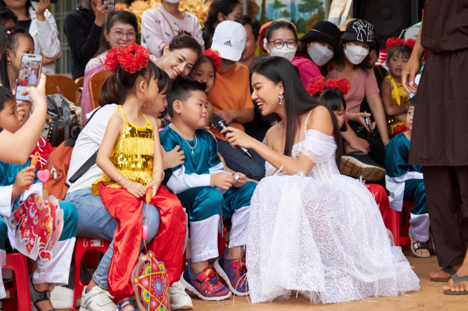 Á hậu Kim Duyên trao 400 phần quà và học bổng cho trẻ em khó khăn, mang Trung thu ấm cúng đến Lâm Đồng