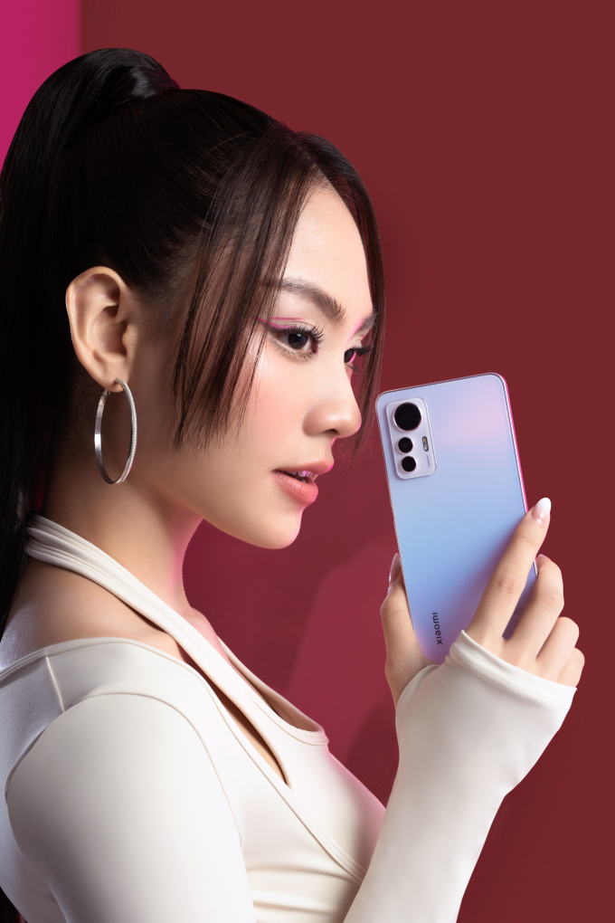 Hoa hậu Mai Phương thích thú với điện thoại Xiaomi 12 Lite