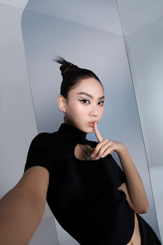Hoa hậu Mai Phương thích thú với điện thoại Xiaomi 12 Lite