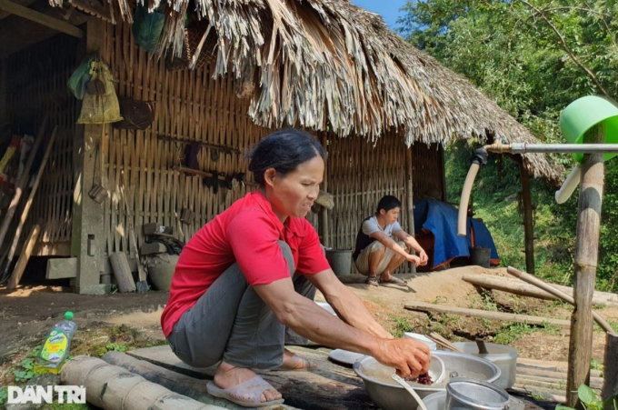 Người mẹ nghèo ôm con trai đi khắp nơi chữa bệnh rồi trở về 2 bàn tay trắng