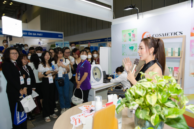 Chị Mười Ba Thu Trang lên đồ gợi cảm, khoe lưng trần chuẩn style nữ chủ tịch dự triển lãm