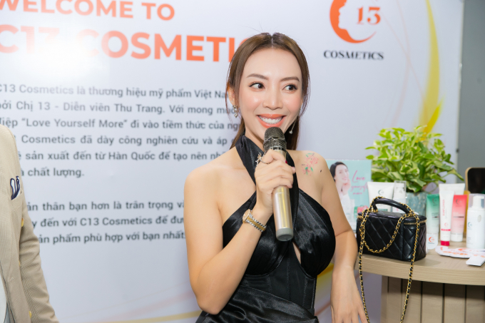 Chị Mười Ba Thu Trang lên đồ gợi cảm, khoe lưng trần chuẩn style nữ chủ tịch dự triển lãm