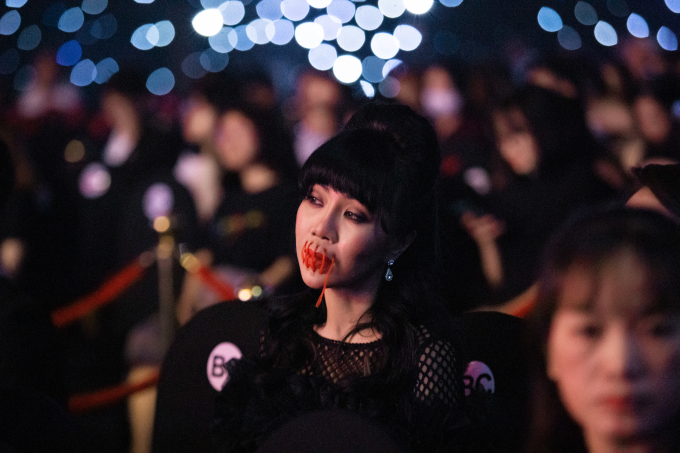 Cindy Thái Tài diện váy đen tuyền nhưng cực hút sáng, nổi bần bật trên thảm đỏ Hạnh phúc máu