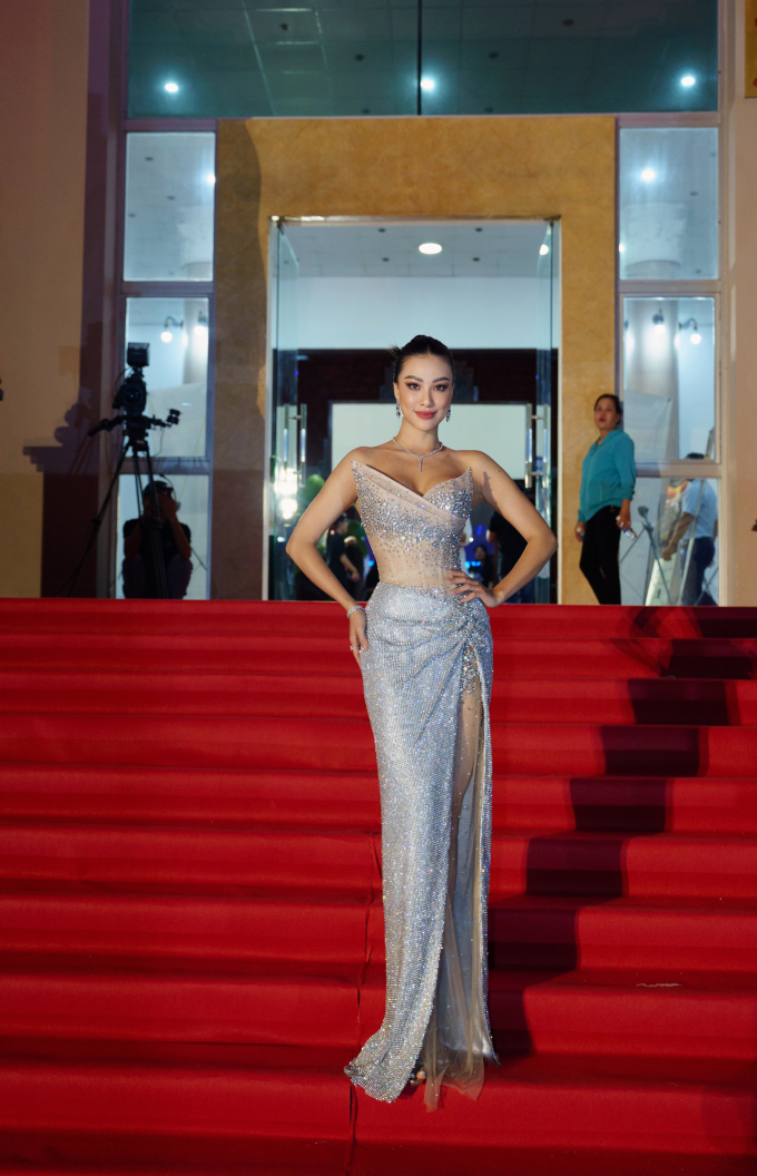 Á hậu Kim Duyên lộng lẫy tại Lễ trao thưởng Cánh diều Vàng 2021 với thiết kế dạ hội lấy cảm hứng từ những vì sao