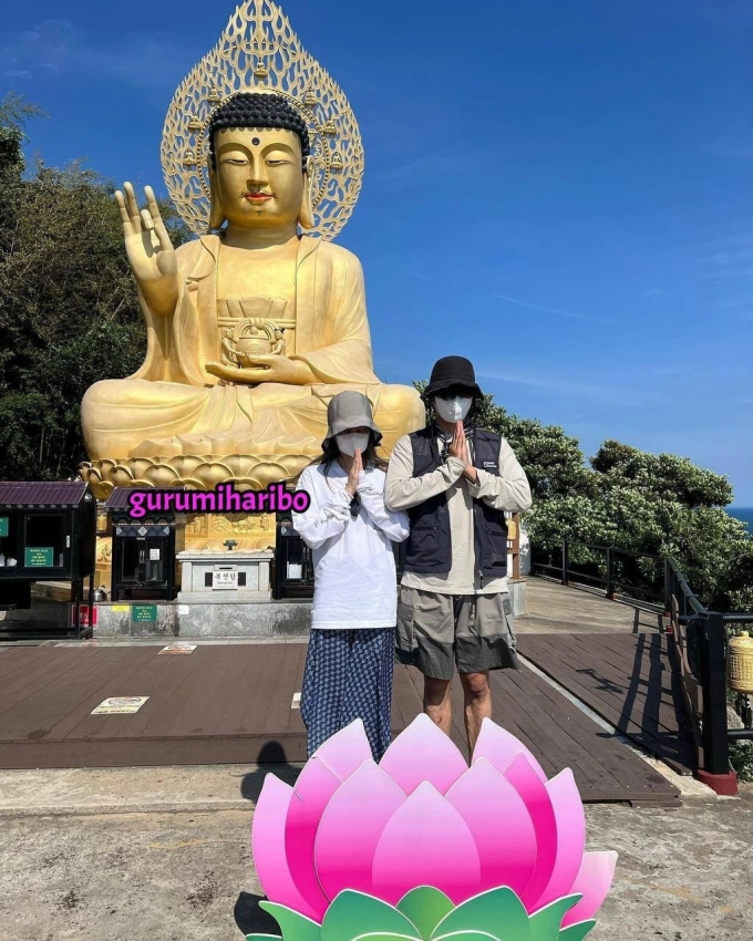 Thêm ảnh hẹn hò của Jennie và V tại đảo Jeju