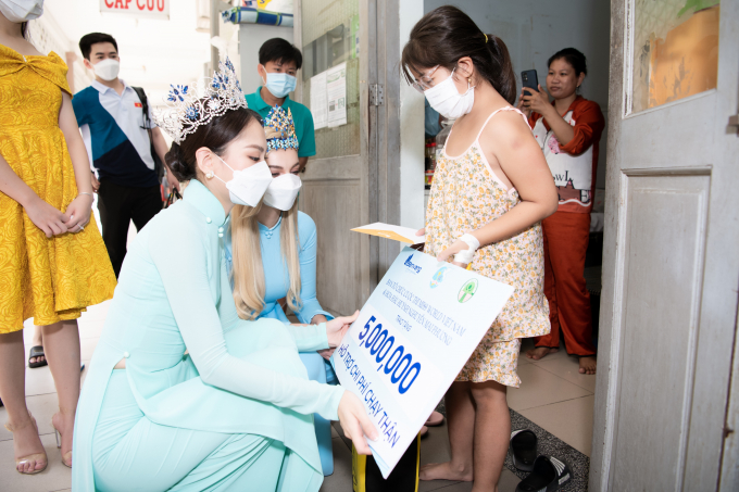 Đấu giá thành công, hoa hậu Mai Phương trích 500 triệu đồng bắt đầu hành trình thiện nguyện tại bệnh viện Nhi Đồng 2