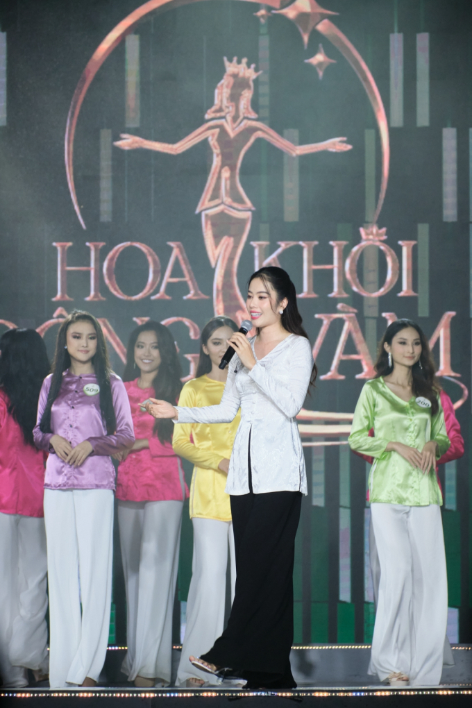 Nam Em diện áo bà ba đẹp dịu dàng, khoe giọng hát ngọt ngào tại chung kết Hoa khôi Sông Vàm 2022