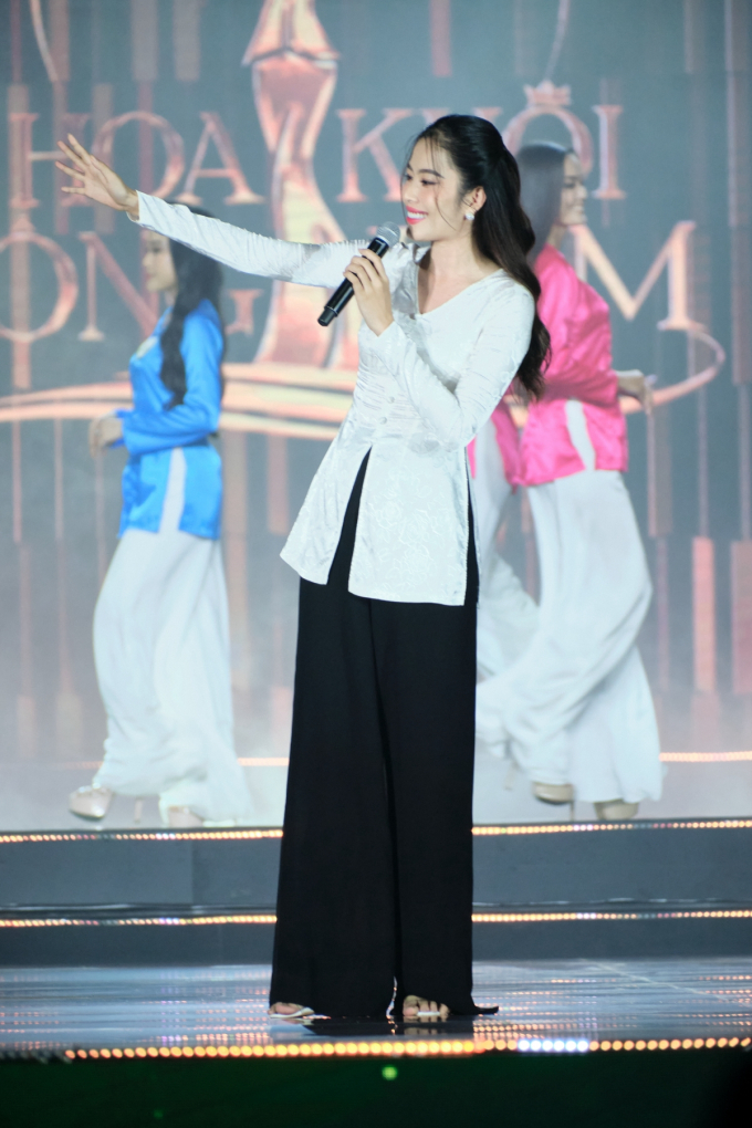 Nam Em diện áo bà ba đẹp dịu dàng, khoe giọng hát ngọt ngào tại chung kết Hoa khôi Sông Vàm 2022